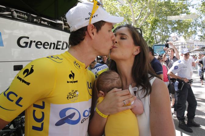 Tour de France, settima tappa da Montpellier ad Albi: prima della partenza la maglia gialla Daryl Impey bacia la moglie Alexandra che tiene stretto tra le braccia il figlio. Ap